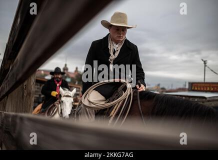 Fort Worth, Texas, États-Unis. 25th novembre 2022. Un cowboys fait monter son cheval pendant la course annuelle du bétail pour la valeur. Après le jour de Thanksgiving, fort Worth Stockyard accueille leur défilé de Noël annuel et Cattle Drive, et les célèbres rues touristiques sont décorées avec des décorations de Noël et un style occidental. Cet événement amène des centaines de clients qui affluent dans les petites boutiques stables, achetant des cadeaux uniques de style texan. (Credit image: © Chris Rusanowsky/ZUMA Press Wire) Credit: ZUMA Press, Inc./Alamy Live News Banque D'Images