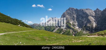 Les parois nord des montagnes Karwendel - Dreizinken spitze, Laliderer spitze et d'autres sommets. Banque D'Images
