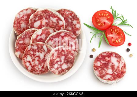 Saucisse salami dans un bol en céramique isolé sur fond blanc. Cuisine italienne avec une grande profondeur de champ. Vue de dessus. Pose à plat. Banque D'Images