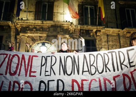 Palerme, Sicile, Italie. 25th novembre 2022. Des centaines de femmes, y compris celles de non una di Meno et notre activiste de la voix, sont descendues dans les rues de Palerme pour marcher contre la violence contre les femmes. (Credit image: © Victoria Herranz/ZUMA Press Wire) Credit: ZUMA Press, Inc./Alamy Live News Banque D'Images