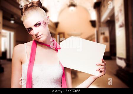 Marketing et Ventes au détail Shopping Concept avec une femme tenant une poupée : Tag signe avec Copyspace intérieur Boutique ou magasin Banque D'Images