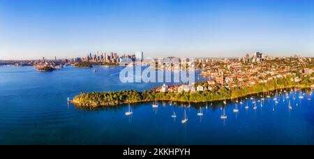 Riche banlieue résidentielle sur la Basse-Côte-Nord de Sydney, vue sur les sites du quartier des affaires de la ville de l'autre côté du port dans un paysage urbain panoramique aérien. Banque D'Images