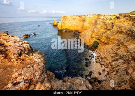 Les falaises sous le phare de Los Morillos sur Cabo Rojo, sur l'île tropicale des Caraïbes de Puerto Rico, Etats-Unis. Banque D'Images