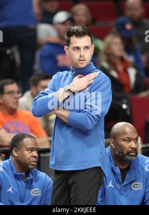 Oregon, États-Unis . 25th novembre 2022. 25 novembre 2022: Todd Golden, entraîneur-chef de la Floride, dirige son équipe pendant le match de basket-ball de la NCAA PK85 entre les castors de l'État de l'Oregon et les Gators de la Floride au Moda Center, Portland, OR. Larry C. Lawson/CSM (Cal Sport Media via AP Images) Credit: CAL Sport Media/Alay Live News Banque D'Images