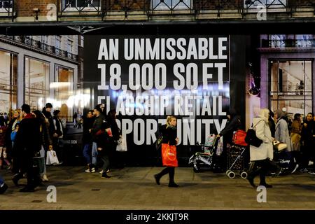 Londres, Royaume-Uni. 25th novembre 2022. Une unité de vente au détail vide sur Oxford Street où la disparition des entreprises après la pandémie a conduit à des magasins vacants, qui semblent avoir été remplis de « American Candy Stores ». Oxford Street est cependant très fréquenté par les clients le soir du Vendredi fou avec diverses promotions et réductions dans les magasins. C'est aussi le dernier vendredi du mois où de nombreux employés sont payés. Crédit : onzième heure Photographie/Alamy Live News Banque D'Images