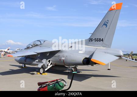 Préfecture d'Aomori, Japon - 07 septembre 2014 : avion d'entraînement T-4 de la Force aérienne d'autodéfense du Japon Kawasaki. Banque D'Images