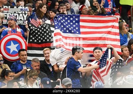 Doha, Qatar . 26th novembre 2022. Les fans américains assistent au match Angleterre contre Etats-Unis de la coupe du monde de la Fifa Qatar 2022 au stade Al Bayt à Doha, Qatar sur 25 novembre 2022. Photo de Laurent Zabulon/ABACAPRESS.COM crédit: Abaca Press/Alamy Live News Banque D'Images