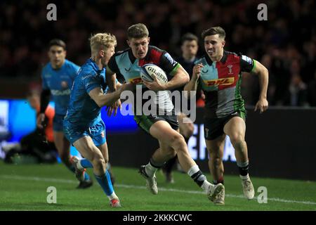 Twickenham, Royaume-Uni. 25th novembre 2022. Luke Northmore de Harlequins en course avec le ballon lors du match de rugby Gallagher Premiership entre Harlequins et Gloucester au stade de Twickenham, à Twickenham, au Royaume-Uni, le 25 novembre 2022. Photo de Carlton Myrie. Utilisation éditoriale uniquement, licence requise pour une utilisation commerciale. Aucune utilisation dans les Paris, les jeux ou les publications d'un seul club/ligue/joueur. Crédit : UK Sports pics Ltd/Alay Live News Banque D'Images