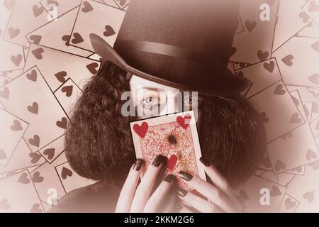 Rétro belle magicienne holding burnt carte à jouer dans un style mystérieux. Acte de magie en jeu Banque D'Images