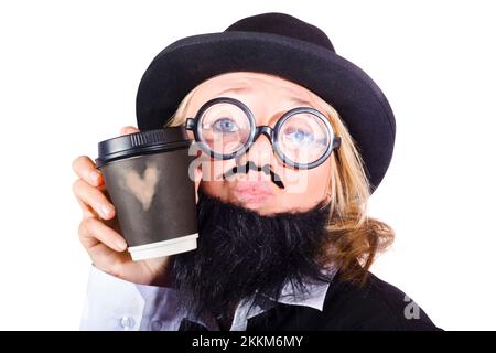 Drôle de jeune femme déguisée en homme avec barbe holding tasse de café avec amour coeur, fond blanc Banque D'Images