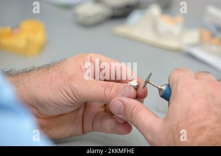 Technicien dentaire travaillant en laboratoire Banque D'Images