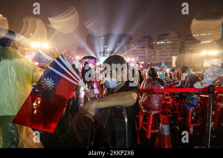 Nouveau Taipei, Nouveau Taipei, Taïwan. 25th novembre 2022. Un partisan tenant des drapeaux taïwanais dans la pluie assiste à un rassemblement avant les élections locales ''9 en 1'', dans un contexte de tensions croissantes avec la Chine. Selon les médias locaux, le parti au pouvoir, le DPP, et les principales oppositions, sont cette fois en concurrence féroce, face aux menaces militaires de Pékin. Les États-Unis fournissent également davantage d’armes à l’île autonome. (Credit image: © Daniel CEng Shou-Yi/ZUMA Press Wire) Credit: ZUMA Press, Inc./Alamy Live News Banque D'Images