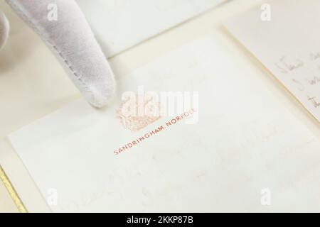 Leinfelden Echterdingen, Allemagne. 25th novembre 2022. La maison de vente aux enchères Eppli à Stuttgart, outre d'autres objets sur le thème de la « royauté britannique », une lettre manuscrite de deux pages de la Reine Elizabeth II (1926-2022) récemment décédée de 1966 à un équestre passionné. Le papier à en-tête est écrit 'Sanddingham Norfolk'. La famille royale britannique conserve une propriété de ce nom. Crédit : Julian Rettig/dpa/Alay Live News Banque D'Images