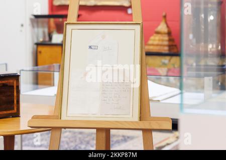 Leinfelden Echterdingen, Allemagne. 25th novembre 2022. La maison de vente aux enchères Eppli à Stuttgart, outre d'autres objets sur le thème de la « royauté britannique », une lettre manuscrite de deux pages de la Reine Elizabeth II (1926-2022) récemment décédée de 1966 à une horsewoman passionnée. Sur un chevalet se trouve l'objet à mettre aux enchères. C'est la lettre encadrée, une copie du dos et de l'enveloppe. Crédit : Julian Rettig/dpa/Alay Live News Banque D'Images