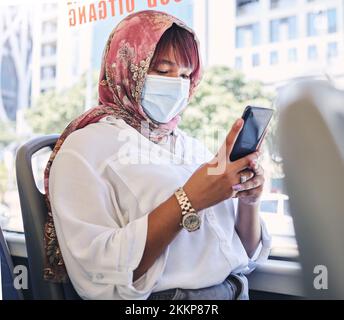 Covid, musulmane et femme de bus sur un téléphone avec masque de visage lisant la mise à jour du virus corona, l'actualité de conformité et le rapport de médias sociaux. Virus Corona, transport Banque D'Images