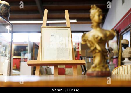 Leinfelden Echterdingen, Allemagne. 25th novembre 2022. La maison de vente aux enchères Eppli à Stuttgart, outre d'autres objets sur le thème de la « royauté britannique », une lettre manuscrite de deux pages de la Reine Elizabeth II (1926-2022) récemment décédée de 1966 à une horsewoman passionnée. Sur un chevalet se trouve l'objet à mettre aux enchères. C'est la lettre encadrée, une copie du dos et de l'enveloppe. Crédit : Julian Rettig/dpa/Alay Live News Banque D'Images