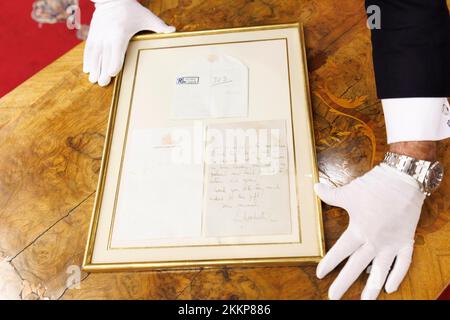 Leinfelden Echterdingen, Allemagne. 25th novembre 2022. La maison de vente aux enchères Eppli à Stuttgart, outre d'autres objets sur le thème de la « royauté britannique », une lettre manuscrite de deux pages de la Reine Elizabeth II (1926-2022) récemment décédée de 1966 à un équestre passionné. Ferdinand Eppli présente l'objet à mettre aux enchères. C'est la lettre encadrée, une copie du dos et de l'enveloppe. Crédit : Julian Rettig/dpa/Alay Live News Banque D'Images