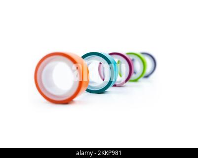Rubans roulants isolés sur fond blanc. Le ruban est disponible dans une variété de couleurs pour que vous puissiez décorer et personnaliser vos projets. Banque D'Images