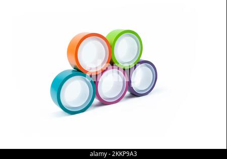 Bandes de roulement multicolores isolées sur fond blanc. Le ruban est disponible dans une variété de couleurs pour que vous puissiez décorer et personnaliser vos projets. Banque D'Images