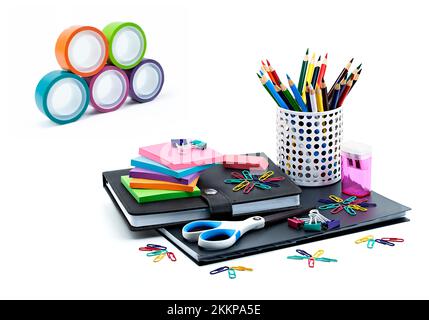 L'école et les fournitures de bureau isolé sur fond blanc Banque D'Images