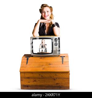 Femme devant une caméra TV invisible avec elle image affichée sur un moniteur de télévision placé sur le une poitrine de pin poli isolée sur le dos blanc Banque D'Images