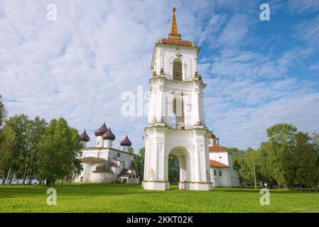 Ancien clocher sur la place de la cathédrale, le matin ensoleillé d'août. Kargopol, région d'Arkhangelsk. Russie Banque D'Images