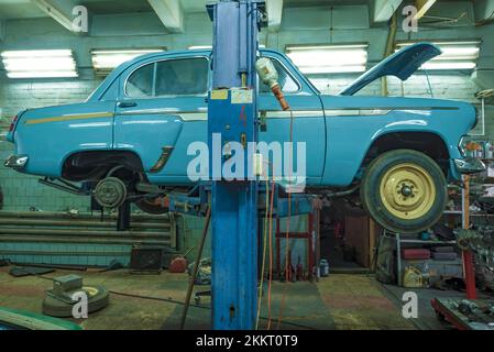 SAINT-PÉTERSBOURG, RUSSIE - 03 AOÛT 2020 : voiture rétro soviétique 'Moskvich-403' sur un ascenseur de voiture dans un service de voiture. Vue latérale Banque D'Images