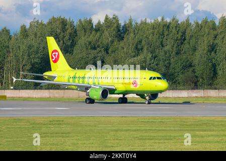 SAINT-PÉTERSBOURG, RUSSIE - 08 AOÛT 2020 : Airbus A319-100 (VP-BHF) de S7 - Siberia Airlines est en train de rouler sur la piste. Aéroport de Pulkovo Banque D'Images