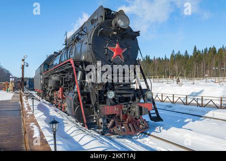 RUSKEALA, RUSSIE - 10 MARS 2021 : série de locomotives à vapeur anciennes soviétiques « LV » (LV-0522) en gros plan le jour ensoleillé de mars. Ruskeala Mountain Park St Banque D'Images