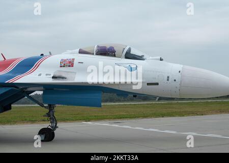 KUBINKA, RUSSIE - 20 AOÛT 2022 : pilote de l'équipe de voltige russe dans le cockpit d'un chasseur su-35S avant le vol. Terrain d'aviation de Kubinka Banque D'Images