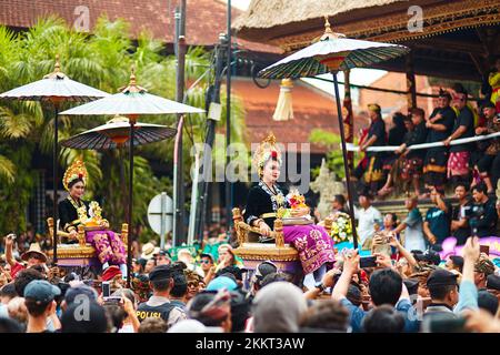 Rite de crémation de la famille royale sur l'île de Bali. Les gens de Topla portent le trône avec les membres de la famille royale. Bali, Indonésie - 03. Banque D'Images