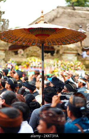 Rite de crémation de la famille royale sur l'île de Bali. Les gens de Topla portent le trône avec les membres de la famille royale. Bali, Indonésie - 03. Banque D'Images