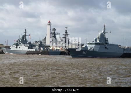 KRONSHTADT, RUSSIE - 07 OCTOBRE 2022 : ancien phare en bois parmi les navires de guerre de la flotte Baltique Banque D'Images