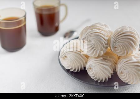 tea party avec un zephyr aéré et délicat sur fond clair. dessert maison, pâtisserie, chef pâtissier, vacances, anniversaire, confiserie, thé gourmet p Banque D'Images