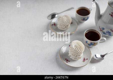 tea party avec un zephyr aéré et délicat sur fond clair. dessert maison, pâtisserie, chef pâtissier, vacances, anniversaire, confiserie, thé gourmet p Banque D'Images