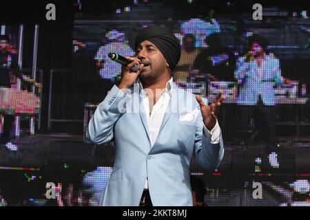 Brampton, Canada. 11th septembre 2011. L'artiste britannique Bhangra Jassi Sidhu se produit lors de la première partie du film indo-canadien Bollywood Breakaway (Speedy Singhs) lors du Festival international du film de Toronto (TIFF) 2011 organisé par la ville de Brampton. L'événement a permis la participation de plusieurs stars de Bollywood et de musiciens punjabi qui ont donné le coup d'envoi à l'événement avec une touche indienne festive. --- (photo de Creative Touch Imaging Ltd./NurPhoto) crédit: NurPhoto/Alay Live News Banque D'Images