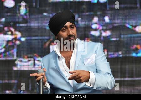 Brampton, Canada. 11th septembre 2011. L'artiste britannique Bhangra Jassi Sidhu se produit lors de la première partie du film indo-canadien Bollywood Breakaway (Speedy Singhs) lors du Festival international du film de Toronto (TIFF) 2011 organisé par la ville de Brampton. L'événement a permis la participation de plusieurs stars de Bollywood et de musiciens punjabi qui ont donné le coup d'envoi à l'événement avec une touche indienne festive. --- (photo de Creative Touch Imaging Ltd./NurPhoto) crédit: NurPhoto/Alay Live News Banque D'Images