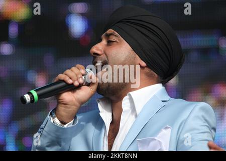 Brampton, Canada. 11th septembre 2011. L'artiste britannique Bhangra Jassi Sidhu se produit lors de la première partie du film indo-canadien Bollywood Breakaway (Speedy Singhs) lors du Festival international du film de Toronto (TIFF) 2011 organisé par la ville de Brampton. L'événement a permis la participation de plusieurs stars de Bollywood et de musiciens punjabi qui ont donné le coup d'envoi à l'événement avec une touche indienne festive. --- (photo de Creative Touch Imaging Ltd./NurPhoto) crédit: NurPhoto/Alay Live News Banque D'Images