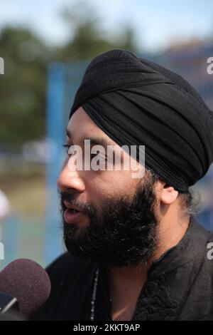 Brampton, Canada. 11th septembre 2011. Le groupe de Punjabi Josh a interviewé des reporters sur le tapis rouge lors de la première partie du film indo-canadien Bollywood Breakaway (Speedy Singhs) lors du Festival international du film de Toronto (TIFF) 2011 organisé par la ville de Brampton. L'événement a permis la participation de plusieurs stars de Bollywood et de musiciens punjabi qui ont donné le coup d'envoi à l'événement avec une touche indienne festive. --- (photo de Creative Touch Imaging Ltd./NurPhoto) crédit: NurPhoto/Alay Live News Banque D'Images