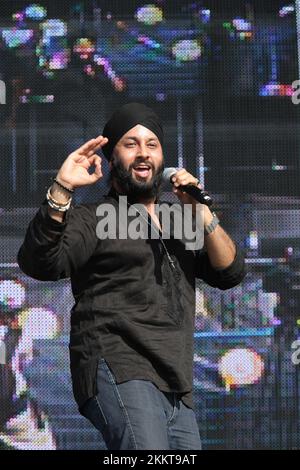 Brampton, Canada. 11th septembre 2011. Le groupe Punjabi Josh se produit lors de la première partie du film indo-canadien Bollywood Breakaway (Speedy Singhs) lors du Festival international du film de Toronto (TIFF) 2011 organisé par la ville de Brampton. L'événement a permis la participation de plusieurs stars de Bollywood et de musiciens punjabi qui ont donné le coup d'envoi à l'événement avec une touche indienne festive. --- (photo de Creative Touch Imaging Ltd./NurPhoto) crédit: NurPhoto/Alay Live News Banque D'Images