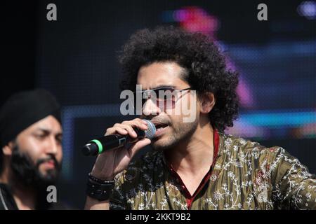 Brampton, Canada. 11th septembre 2011. Le groupe Punjabi Josh se produit lors de la première partie du film indo-canadien Bollywood Breakaway (Speedy Singhs) lors du Festival international du film de Toronto (TIFF) 2011 organisé par la ville de Brampton. L'événement a permis la participation de plusieurs stars de Bollywood et de musiciens punjabi qui ont donné le coup d'envoi à l'événement avec une touche indienne festive. --- (photo de Creative Touch Imaging Ltd./NurPhoto)0 crédit: NurPhoto/Alay Live News Banque D'Images