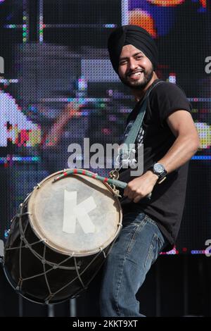 Brampton, Canada. 11th septembre 2011. Le joueur de Dhol accompagne le groupe de Punjabi Josh lors de la première partie du film indo-canadien Bollywood Breakaway (Speedy Singhs) au Toronto International film Festival (TIFF) 2011 organisé par la ville de Brampton. L'événement a permis la participation de plusieurs stars de Bollywood et de musiciens punjabi qui ont donné le coup d'envoi à l'événement avec une touche indienne festive. --- (photo de Creative Touch Imaging Ltd./NurPhoto) crédit: NurPhoto/Alay Live News Banque D'Images