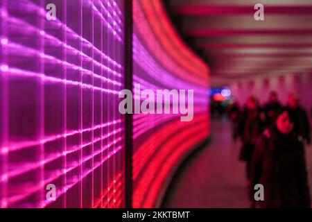 Passants dans le passage souterrain de Passerelle, mur illuminé de couleur, jeu lumineux de lumière, installation de lumière, LED, image symbolique de couleur, Banque D'Images