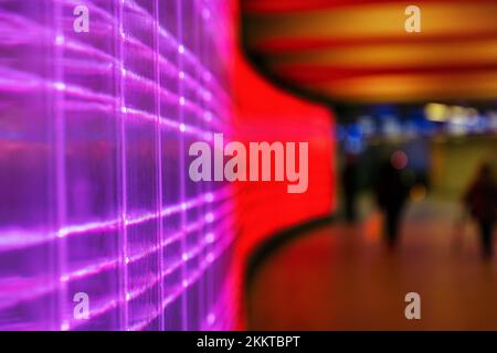 Passants dans le passage souterrain de Passerelle, mur illuminé de couleur, jeu lumineux de lumière, installation de lumière, LED, image symbolique de couleur, Banque D'Images