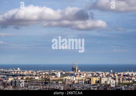 Vue aérienne de la ville de Barcelone et en arrière-plan les cheminées de ce qui était autrefois la centrale thermique de Sant Adria Banque D'Images