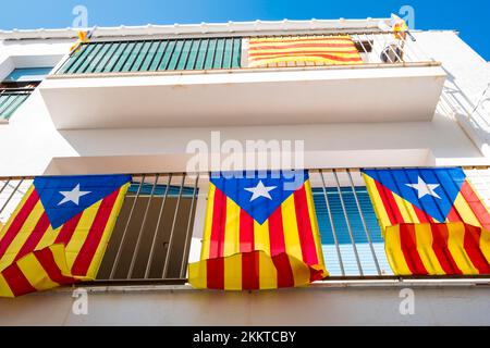 Trois drapeaux indépendantistes connu comme Esteladas suspendu au balcon d'une maison dans une ville sur la Costa Brava, dans la province de Gérone en Catalogne Banque D'Images