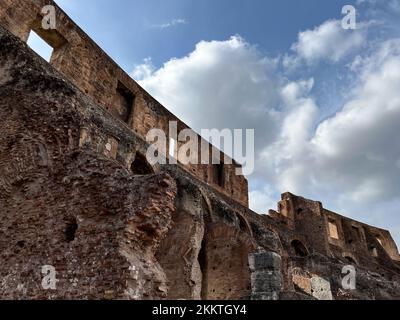 Rome, Italie - 24 octobre 2022 : vue sur le Colisée de Rome et le soleil du matin, Italie, Europe. Banque D'Images