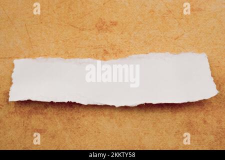 Morceau de papier déchiré sur un fond blanc Banque D'Images