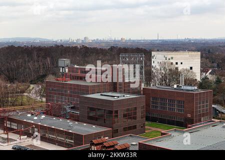 Vue depuis la plate-forme d'observation, horizon de Ruhr à l'horizon, mine de charbon Zollverein, ancienne mine de charbon, monument industriel, temps d'hiver rêveux, Essen Banque D'Images