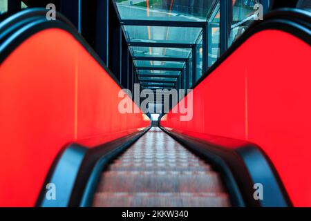 Escalier roulant vers le bas, orange, image de symbole, centre d'accueil, musée Ruhr, Zeche Zollverein, Essen, région de la Ruhr, Rhénanie-du-Nord-Westphalie, Allemagne, Europe Banque D'Images